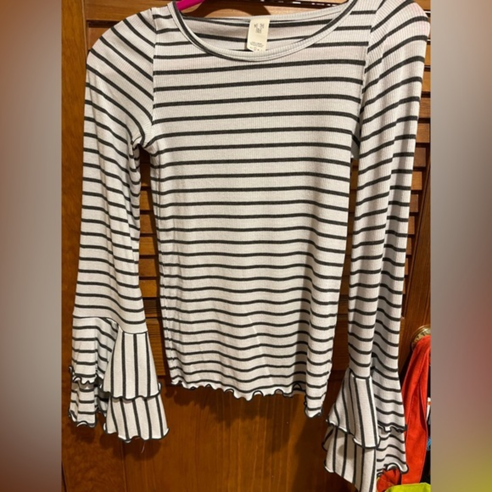 Gorgeous We The Free white‎ and charcoal bell sleeve top